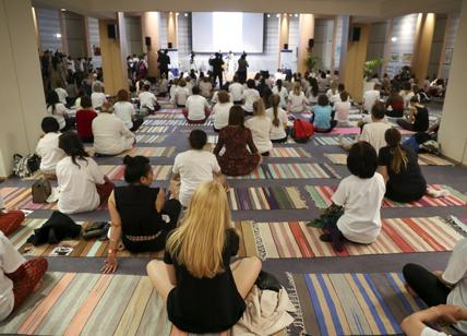 Bruxelles, per gli eurodeputati lezione di yoga in aula