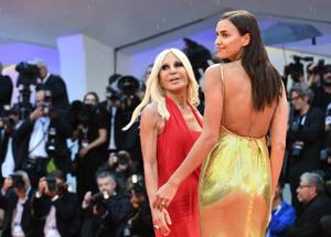 Donatella Versace potrebbe lasciare a febbraio: il rumor che terremota il mondo della moda