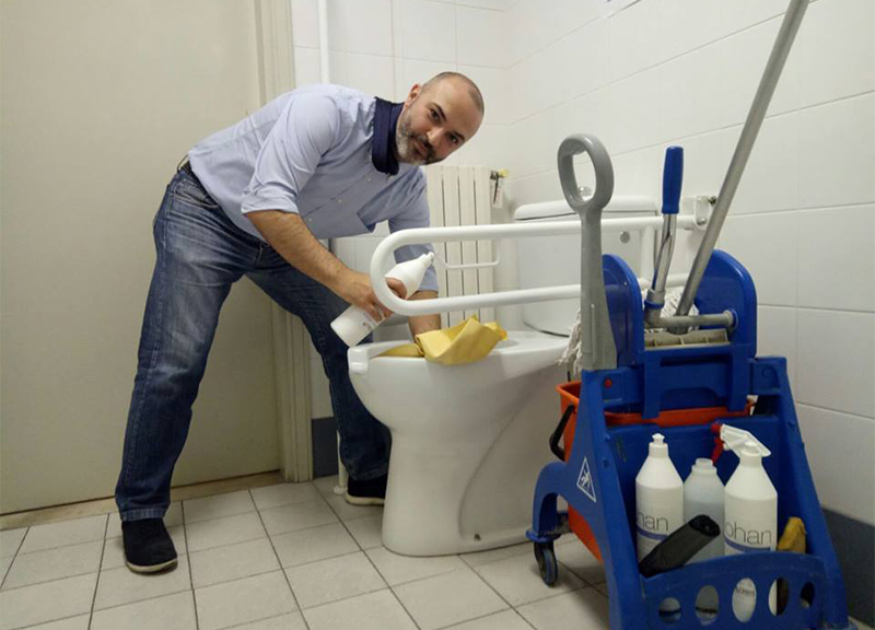 Massimo Bugani pulisce cessi ape