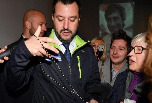 Italia Direzione Nord: Matteo Salvini riceve un rosario in regalo