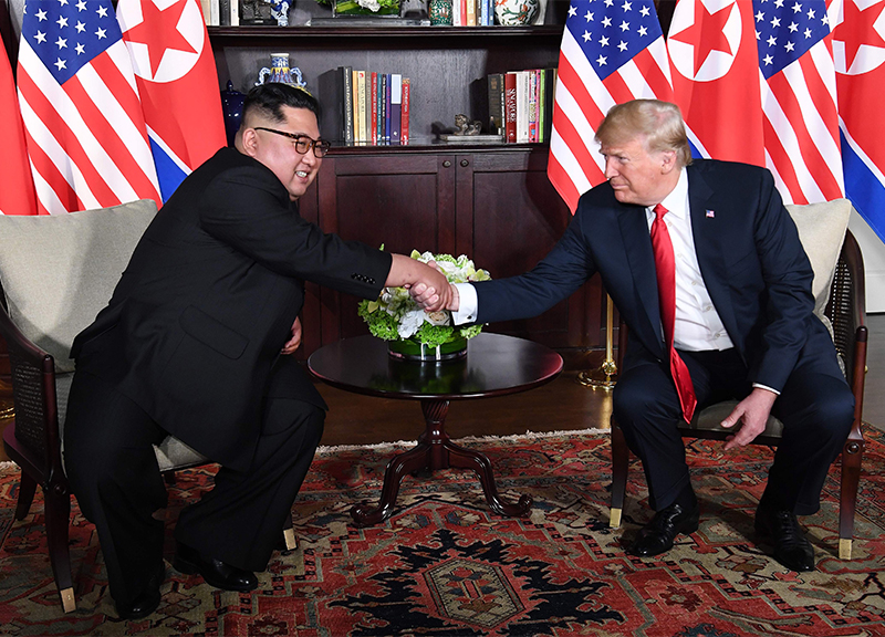 Singapore incontro Donald Trump Nord Corea Kim Jong un ape sTRETTA DI MANO DETTAGLIO APE 2