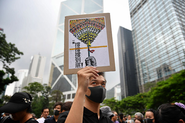 Hong Kong, dissidenti verso parlamento in esilio. Scontro Salvini-Ambasciata