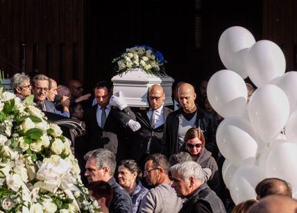 Milano, funerali di Leonardo, morto dopo la caduta dalle scale a scuola