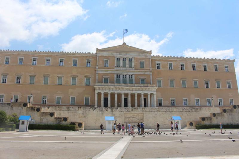 A piazza Syntagma, conosciuta anche come piazza della Costituzione, si trova il palazzo del Parlamento