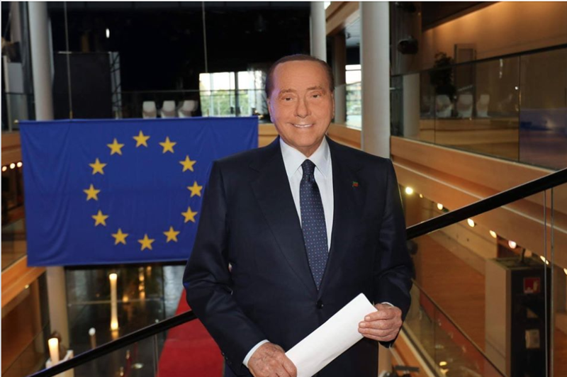 Berlusconi debutta in Parlamento Ue. Le foto