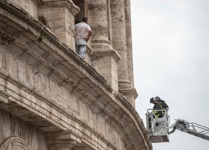 Colosseo choc, guida turistica minaccia di buttarsi: protesta pro bagarini