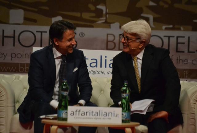 Giuseppe Conte con Angelo Perrino a "La Piazza" 2019 (Foto Antonio Gatti)