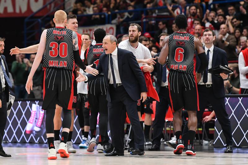 Ettore Messina, Aaron White e Paul Biligha (Lapresse)