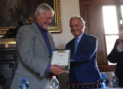 Burton Anderson riceve il premio dell’Istituto Grandi Marchi a Firenze