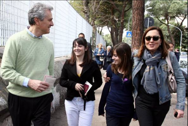 Francesco Rutelli e Barbara Palombelli con le figlie. Serena, a sinistra, sarà inquilina del Grande Fratello 16