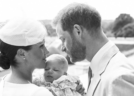Meghan e Harry battezzano baby Archie. Ma c'è il "giallo" della regina. FOTO
