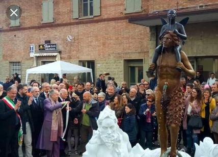 Sindaco Pd spende 50mila euro per una statua "satanica" con il fallo eretto
