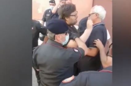 Mario Adinolfi contestato a Pomigliano con una pioggia di preservativi. VIDEO