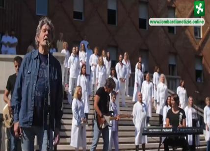 Coronavirus, "Il mio canto libero" di Leali e dei medici di Brescia. VIDEO