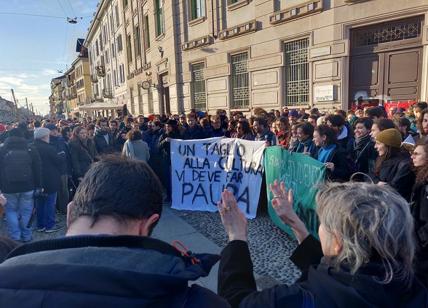 Scuole civiche di Milano, studenti protestano davanti a Sala e Franceschini