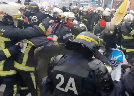 Francia, festa nazionale dedicata ai camici bianchi ma scoppia la protesta