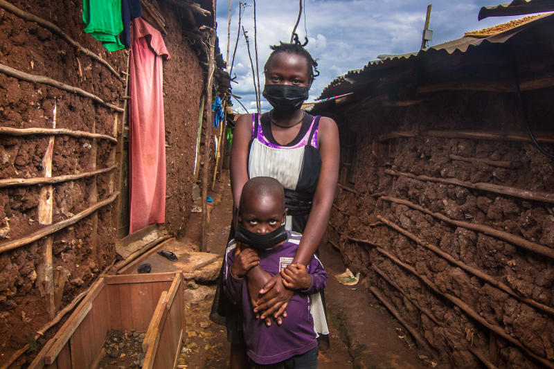Madre e figlio nello slum in cui abitano a Nairobi
