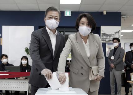 Elezioni Corea del Sud, la gestione del coronavirus premia Moon