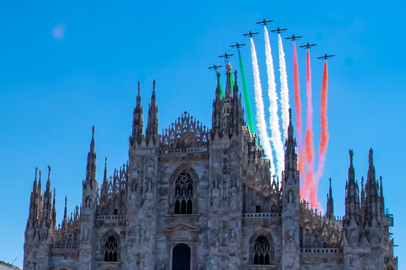 Frecce tricolore in volo sopra Milano