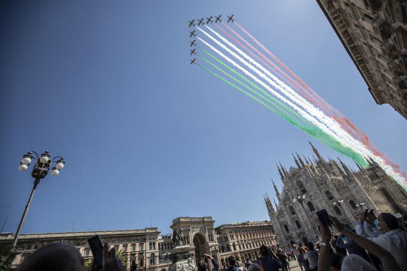 Frecce tricolore in volo sopra Milano