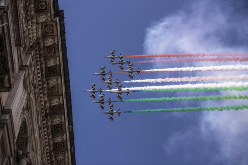 Frecce tricolore in volo sopra Milano