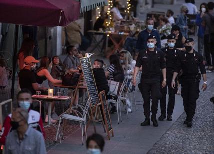 Milano, stop alcolici da asporto alle 19: pochi "furbetti" della movida. VIDEO