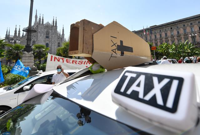 La protesta dei tassisti a Milano