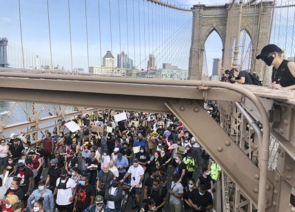 Morte Floyd, proteste in Usa: marcia sul ponte di Brooklyn a New York
