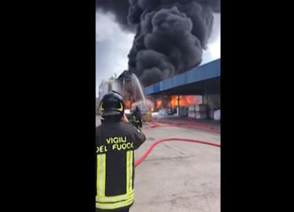 "Incendio a Marghera devastante". A fuoco ditta chimica, un uomo grave
