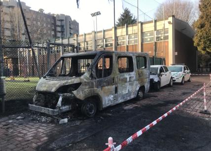 Rogo nella notte nel giardino della Scuola del corpo di Polizia in via Boeri