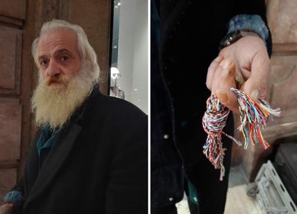 "Non faccio scontrini": e al senzatetto è proibito vendere bracciali. VIDEO
