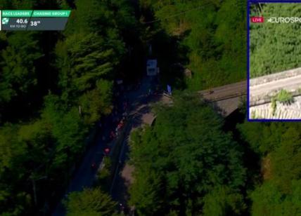 Giro di Lombardia, Evenepoel finisce in un dirupo. "E' cosciente"