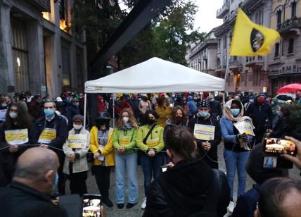 Cpr di via Corelli, cento persone protestano contro il "lager"