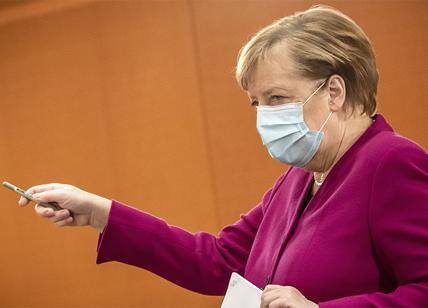 Germania, quasi mille morti in 24 ore. La Merkel chiude fino a fine gennaio