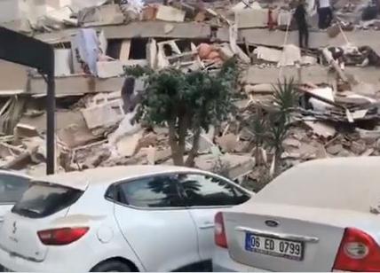 Terremoto Turchia, forte scossa di magnitudo 6,6. Crollati tanti palazzi.VIDEO