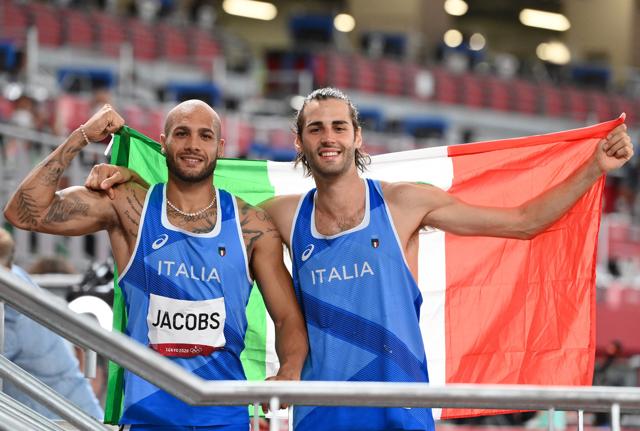 Olimpiadi di Tokyo: l'esultanza per gli ori di Jacobs nei 100 metri e Tamberi nel salto in alto