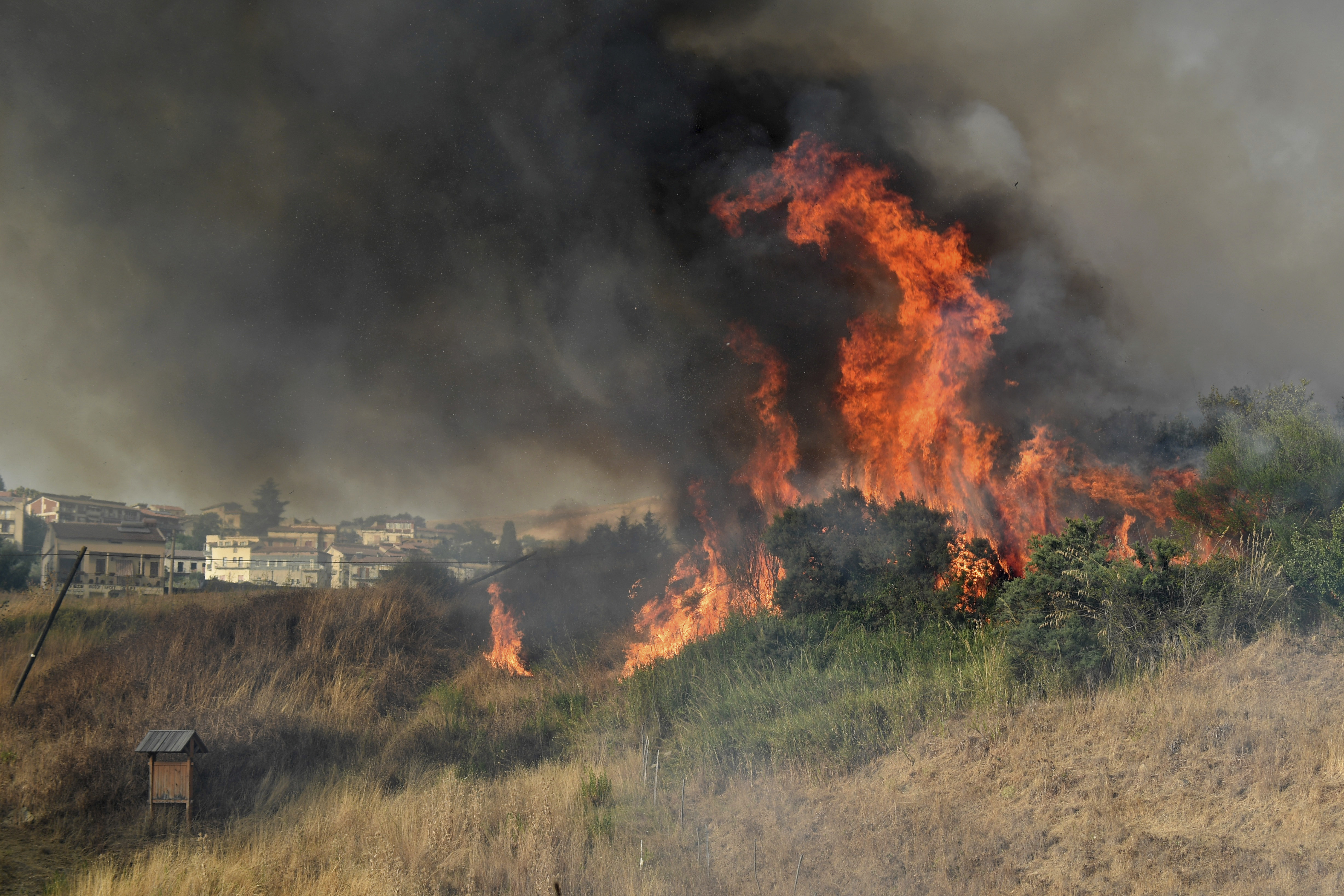 Origgio, incendio sull'A9: le fiamme si propagano fino ad aziende e abitazioni