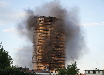 Incendio Milano, la Procura indaga per disastro colposo. FOTO-VIDEO