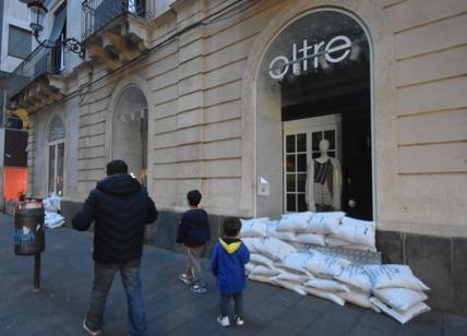 Catania, terrore per l'uragano. Market assaltati e sacchi di sabbia ovunque