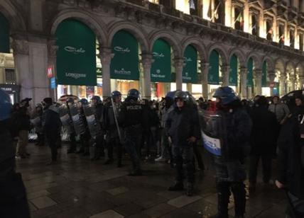 Corteo No Green pass a Milano: forzato il cordone della Polizia. VIDEO