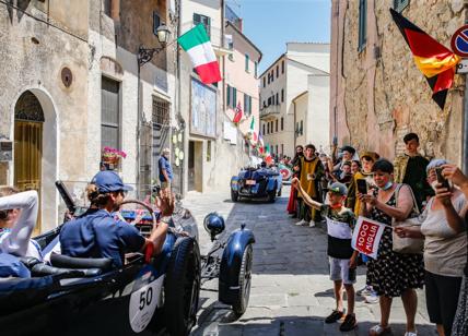 Vesco e Salvinelli, su Alfa Romeo 6C 1750 Super Sport conducono la 1000 Miglia