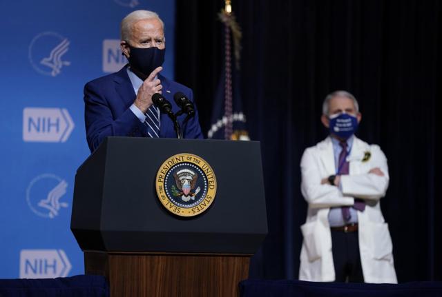 Il Presidente Joe Biden con il consigliere sanitario Anthony Fauci (Lapresse)