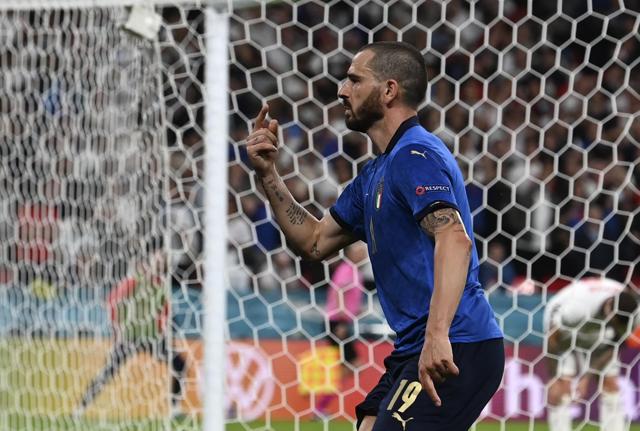 DIFENSORE CENTRALE: LEONARDO BONUCCI - Non solo per il gol decisivo in finale, ma è stato un grandissimo protagonista del torneo, accanto al suo partner storico Giorgio Chiellini. Avrebbero meritato entrambi di essere in questa Top 11