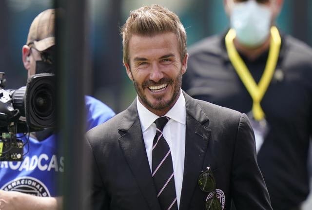 2° posto – DAVID BECKHAM - 253,800 ricerche Ex giocatore di Manchester United, Real Madrid, PSG e Milan, oggi è presidente dell’Inter Miami, nonché uomo di affari di grande successo. Sono passati i tempi in cui il matrimonio con Victoria Adams gli era valso il soprannome di “Spice Boy”, ma a 46 anni continua a fare tendenza. Anche dopo il trapianto.