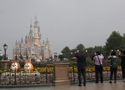 Covid: un contagio tra i visitatori, chiude Disneyland Shanghai