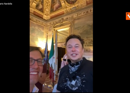 Elon Musk Firenze, agli Uffizi il selfie con la Venere del Botticelli. VIDEO