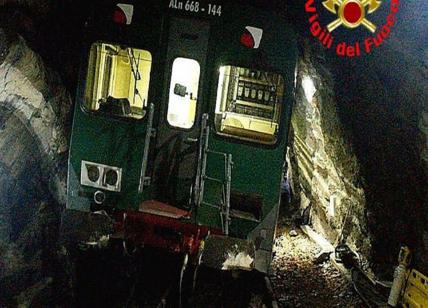 Frana sui binari, un treno deragliato in Valcamonica: sette contusi