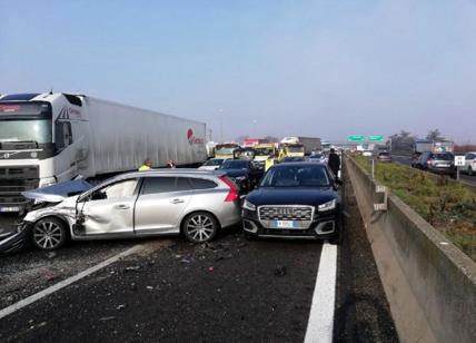 Incidente sulla A1 a Piacenza, autocisterna a fuoco. Due vittime
