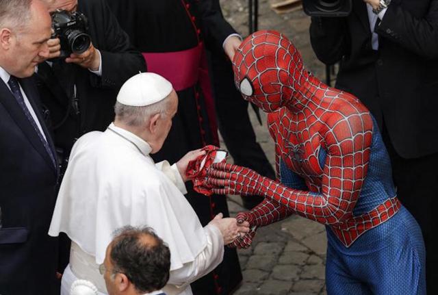 Roma, papa Francesco incontra Spiderman in Vaticano