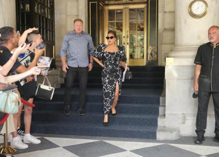 New York.Lady Gaga esce dall hotel da diva con in mano alcuni spartiti